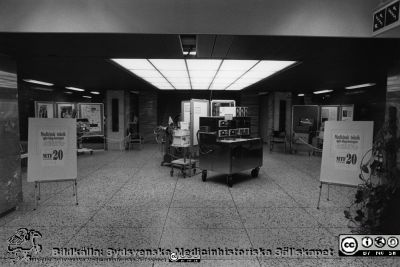 Medicinteknisk jubileumsutställning 1994 i Lund
Medicinhistoria, teknik. Foto omonterat. Jubileumsutställning (20 år) i centralhallen i C-blocket, vid uppgången till aulan, år 1994 I centrum ses thoraxkirurgen doc. Jan Kugelbergs konsol "Slagskeppet Missouri" för övervakningsutrustning vid fr.a. experimentell thoraxkirurgi. Konsolen skall ha byggts av avdelningen för medicinteknik i Lund.
Nyckelord: Medicinteknik; Monter; MTF; Jubileum; 20 år; Universitetssjukhus; Utställning; Lund; Missouri; Övervakning; Thoraxkirurgi; Kapsel 07; Foto; Omonterat; 1994