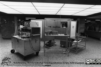 Medicinteknisk jubileumsutställning 1994 i Lund
Medicinhistoria, teknik. Foto omonterat. Jubileumsutställning (20 år) i centralhallen i C-blocket, vid uppgången till aulan, år 1994. Till vänster ses thoraxkirurgen doc. Jan Kugelbergs konsol "Slagskeppet Missouri" för övervakningsutrustning vid fr.a. experimentell thoraxkirurgi. Konsolen skall ha byggts av avdelningen för medicinteknik i Lund.
Nyckelord: Medicinteknik; Monter; MTF; Jubileum; 20 år; Universitetssjukhus; Utställning; Lund; Thoraxkirurgi; Övervakning; Instrumentkonsol; Missouri; Thoraxkirurgi; Kapsel 07; Foto; Omonterat; 1994