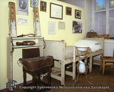 Medicinhistoriska museet i Stockholm, Åsögatan
Förlossningsrummet. Foto Hans Ekestang. Fintryck 1985.
Medicinhistoriska Museet Åsögatan 146, 116 32 Stockholm, Sweden. 
Nyckelord: Utställning; Säng; Nattkärl; potta; Tvättställ; Handkanna; Tvättfat; Läkarväska; Kopparpanna; Förlossningstång; barnbadkar; Koppar; förlossning; Ekestang; Hans; Tryck; Rastrerat; Kapsel 07; Medicinhistoriskt; Museum; Stockholm