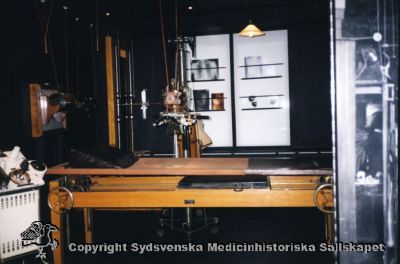 Medicinhistoriska museet i Stockholm, Åsögatan
Röntgenutställningen, Stockholm 2002. Tryck 
Nyckelord: Röntgen;Röntgenutrustning;utrustning;Utställning;Vykort;Rastrerat;Tryck;Kapsel 07;Medicinhistoriskt;Museum