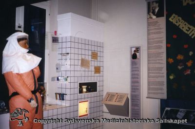 Röntgenutställningen, Medicinhistoriska Muséet,  Stockholm 2002
Foto utan ytterligare identifierande märkniong.
Nyckelord: interiör;Röntgen;Utställning