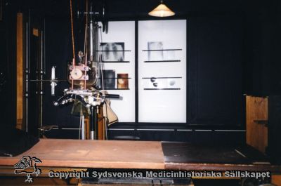 Röntgenutställningen, Medicinhistoriska Muséet,  Stockholm 2002
Foto utan ytterligare identifierande märkniong.
Nyckelord: Röntgen;Undersökningsbrits;Röntgenbilder