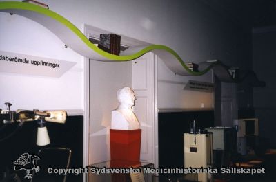Röntgenutställningen, Medicinhistoriska Muséet,  Stockholm 2002
Foto utan ytterligare identifierande märkniong.
Nyckelord: Utställning;Röntgen
