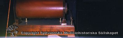 Röntgenutställningen, Medicinhistoriska Muséet,  Stockholm 2002
Elektrisk spole, Ruhmkorffspole
Nyckelord: Elektrisk spole;Ruhmkorffspole;högspänning;Röntgen