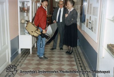 Medicinhistoriska museet i Lund 1992
Medicinhistoriska museet i Lund 1992. Påskrift: "KP 3 A".  I övrigt omärkt omonterat foto.
På bilden ses okänd fotograf, Fredrik Swartling (sjukhusdirektionens ordförande, landstingspolitiker) och Cecilia Nilsson (arkivarie/intendent på museet).
Nyckelord: Medicinhistoria;Museum;Lund;Fredrik;Swartling;Cecilia;Carlén;Nilsson;Kapsel 07;Foto;Omonterat