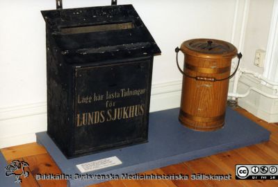 Insamlingslåda för gamla tidningar. Lär ha stått vid järnvägssttionen i Lund
Medicinhistoriska Museet i Lund. Omärkt fotografi.
Nyckelord: Medicinhistoriska Museet;Lund;utställning;Tidningar;Lund;Lasarettet;Sjukhus;Järnvägsstationen;Trätunna;Kapsel 07