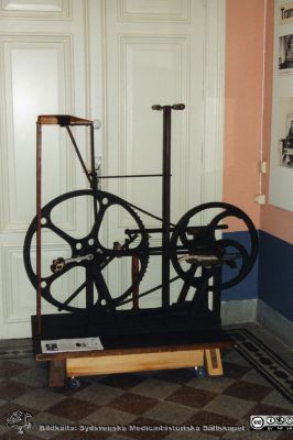 Professor Blix' ergometercykel, utställd på medicinhistoriska museet på St Lars.
Medicinhistoriska museet. Foto, kopia gjord 18/sep/96, i övrigt omärkt. Professor Blix' ergometercykel, utställd på medicinhistoriska museet på St Lars.
Nyckelord: Museum;Ergometercykel;Fysiologi;Medicinsk teknik;Blix;Foto;Omonerat;Kapsel 07