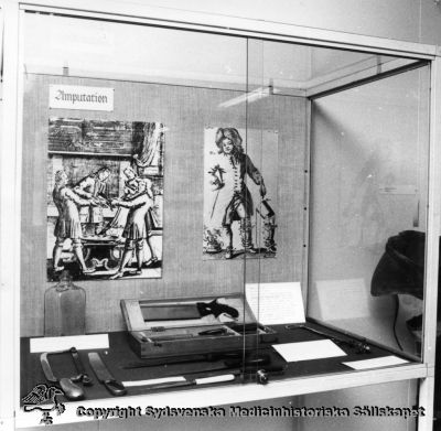 Medicinhistoriska samlingar i Lund 1987 - 92.
 Amputation, monter
Nyckelord: Medicinhistoriskt;Museum;Amputation;Kirurgi;Instrument;Monter;Utställning;Kapsel 07;Foto;Omonterat