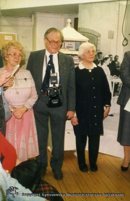 Medicinhistoriska museet i Lund. Invigning 1987.
Medicinhistoriska samlingar i Lund 1987 - 92. Invigning 24 / 4 1987. Doris Lidén, Hans Moëll, Anna-Lisa Lagerlund (apotekare på apoteket Svanen i Lund). 
Nyckelord: Omonterat;Foto;Hans;Moëll;Doris;LidéAnna-Lisa;Lagerlund;Invigning;1987;Medicinhistoriskt;Museum;Kapsel 07;Foto;Omonterat