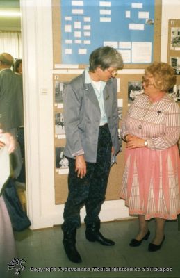 Medicinhistoriska museet i Lund. Invigning 1987.
Medicinhistoriska samlingar i Lund 1987 - 92. Invigning 24/4 1987. Ingrid Moritz (dräkt),  Doris Lidén (rosa klänning). Omonterat fotografi.
Nyckelord: Medicinhistoriskt;Museum;Seminariet;Universitetssjukhuset;Lund;Doris;Lidén;Ingrid;Moritz;Kapsel 07