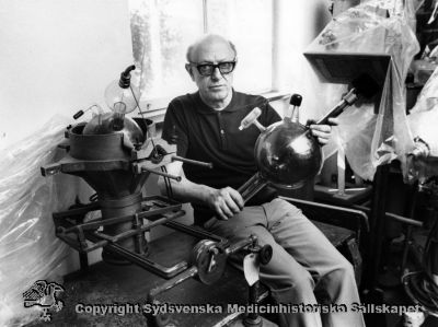 Bengt Lindahl med röntgenrör på Medicinhistoriska Museet i Lund, augusti 1976.
Medicinhistoriska samlingar i  Lund, augusti 1976. Foto: Ernst Henriksson.  Foto monterat på pappskiva.
Röntgenrör.
Nyckelord: Medicinsk;Teknik;Röntgenrör;Röntgenutrustning;Bengt;Lindahl;Kapsel 07