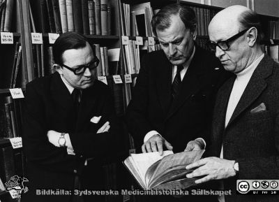 Tre ledande funktionärer i Sydsvenska Medicinhistoriska Sällskapet
Medicinhistoriska samlingar i Lund före 1987. Foto: Peter Voitkans. Foto monterat på pappskiva. Ingen ytterligrare indexeringsbar påskrift.
- Anders Grönvall, Prof Gunnar Lindgren i mitten, Bengt Lindahl till höger.
Nyckelord: Foto;Monterat;Gunnar;Lindgren;Bengt;Lindahl;Anders;Grönvall;Kapsel 07;Bibliotek