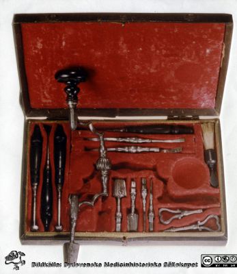 Neurokirurgiska instrument, 1700-talet
Medicinhistoriska samlingar i Lund före 1987. Foto monterat på tunt papper. Ingen ytterligare identifierande märkning.
Instrumentarium för trepanation. Påskrift på annan version av denna bild:
Etui från slutet av sjuttonhundratalet med komplett instrumentuppsättning för craniotomi. 
Nyckelord: Trepanation;instrument;instrumentkista;Etui;Craniotomi;Foto;Monterat;Kapsel 07