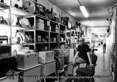 Medicinhistoriska magasinet i Lund före 1987
Medicinhisttoriskt magasin i den ovanjordiska kulverten längs Allhelgona Kyrkogata.
Bengt Lindahl i det medicinhistoriska förrådet, dvs i den ovanjordiska kulverten längs Allhelgona Kyrkogata. Foto rimligen på 1970-1980-talen.
Nyckelord: Bengt;Lindahl;Medicinhistoria;Magasin;Museum;Lund;Foto;Monterat;Kapsel 07