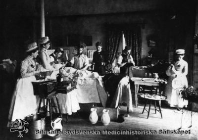 Kirurgisk operation på c:a 1880-talet. Bellevue Hospital, USA. 
Skyddskläder har kommit i bruk. De andra pat. tittar på. Bildkälla: Dellman Archive, USA.
Nyckelord: Operation;kirurgi;1880-talet;Bellevue Hospital;USA;Reproduktion;Tryck;Dellman;Archive;Reprofoto;Kapsel 09