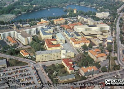Flygfoto av Malmö Allmänna Sjukhus c:a 1983.
Foto från sydost. Pildammarna i bakgrunden. Södra Förstadsgatan i bildens nederkant.
Nyckelord: UMAS;MAS;Malmö_;Allmänna;Sjukhus;Flygbild