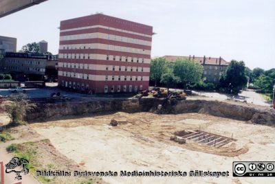 Gamla kirurgbyggnaden från 1907 har just rivits
Malmö Allmänna Sjuikhus. Wallenberglab till vänster, nybyggt. Ny byggnad under uppförande på gamla kirurgens plats. Foto i början på 1990-talet.
Nyckelord: UMAS;MAS;Malmö_;Allmänna;Sjukhus;Kirurgi