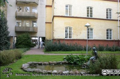 Sverker Hellsten vid ingången till den byggnad som först var kvinnoklinik och barnbördshus men som senare blev ortopedisk klinik och urologisk klinik. 
Malmö Allmänna Sjukhus, c:a år 2000. 
Nyckelord: UMAS;MAS;Malmö_;Allmänna;Sjukhus;Kirurgi;Urologi