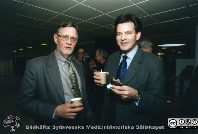 Vid Sverker Hellstens pensionering i Malmö 2001
Ronnie Olsson, överläkare i urologi i Trelleborg och professor Per-Anders Abrahamsson i Malmö vid Sverker Hellstens avskedsföreläsning 2001. Bildkälla: Sverker Hallin.
Nyckelord: UMAS;UMAS;MAS;Malmö_;Allmänna;Sjukhus;Urologi;Tack;Avsked;Föreläsning