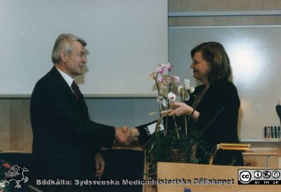 Sverker Hellsten avtackas vid sin pensionering i Malmö 2001 av sjukhuschefen på MAS, Karin Christensson
Sverker Hellsten avtackas vid sin pensionering i Malmö 2001 av sjukhuschefen Karin Christensson. Bildkälla Sverker Hellsten.
Nyckelord: UMAS;MAS;Malmö_;Allmänna;Sjukhus;Urologi;Tack;Avsked;Föreläsning;Pensionering