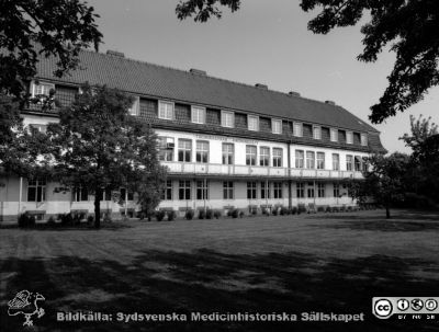 Flensburgska barnsjukhuset i Malmö
Flensburgska barnsjukhuset i Malmö. Fasad mot huvudsakligen söder. Foto 7/6 1988.
Nyckelord: UMAS;MAS;Malmö_;Allmänna;Sjukhus;Barn;Barnsjukhus;Pediatirk