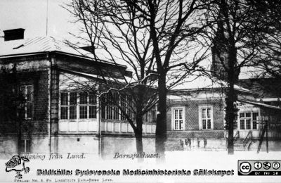 Barnsjukhuset i Lund (från 1899/1900), före påbyggnaden ~1926
Reprofoto av vykort. Text på kortet: Hälsning från Lund. Barnsjukhuset. Förlag: No 3. Ph. Lindstedts Univ.Bokh. Lund. Publicerad på sid 169 i Flaum (1968).
Nyckelord: Lund;USiL;Universitet;Sjukhus;Barn;Pediatrik;Barnklinik