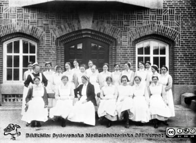 Sjuksköterskor utanför ingången till någon klinik i Lund
Sjuksköterskor (en sophiasyster och en SSSH-sköterska) utanför ingången till någon klinik i Lund; troligast 1918 års medicinklinik. Foto troligast i början på 1900-talet.
Nyckelord: Sjuksköterskor;Biträden;Universitet;USiL;Lasarett;Lund