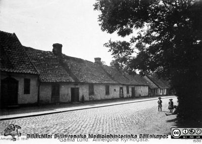 Fotografiskt vykort från Allhelgona Kyrkogata i Lund, 1914
Från repronegativ i lasarettsfotografernas pärm "Gammalt A". Enligt tryckt påskrift amatörfoto 1914. Husen  revs omkring 1918 för att ge plats för en utvidgning av södra lasarettsområdet. Bild SMHS2429 visar samma vykort.
Nyckelord: Lasarettet;Universitet;Allhelgona;Kyrkogata;Universitetssjukhuset;Gata;Lund