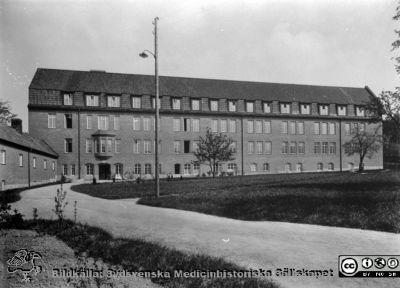 1918 års kvinnoklinik vid Lasarettet i Lund, nybyggd
Parken är ännu inte riktigt klar. Vy från söder. Från 35mm repronegativ i lasarettsfotograferna i Lunds arkiv. Pärm "Gammalt A".
Nyckelord: Lasarettet;Lund;Universitet;Universitetssjukhuset;Kvinnoklinik;KK;Barnbördshus;BB