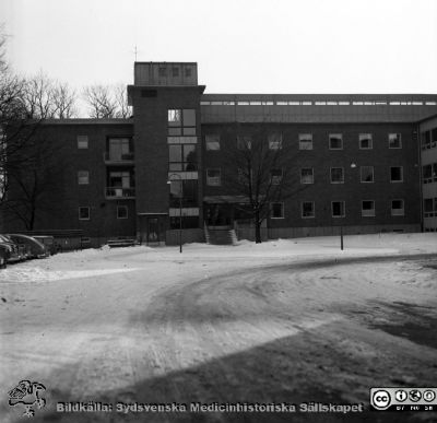 Reumatologiska kliniken 1958, med nybyggd flygel åt öster
Lasarettets bildarkiv, Album "gamla bilder". A. Reum. Klin, mars, 1958. Fasad mot norr på den då alldeles nybyggda östra flygeln. Från negativ
Nyckelord: Lasarettet;Lund;Universitet;Universitetssjukhus;Reumatologisk;Rheumatologisk;Klinik;Fasad