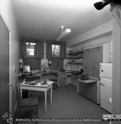 Reumatologiska kliniken 1958, med nybyggd flygel åt öster
Lasarettets bildarkiv, Album "gamla bilder". A. Reum. Klin, mars, 1958. Kombinerat provtagningsrum, expedition och laboratorium. Från negativ
Nyckelord: Lasarettet;Lund;Universitet;Universitetssjukhus;Reumatologi;Klinik;Provtagning;Laboratorium;Prov;Expedition