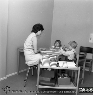 Barnavårdscentral på Klostergården i Lund nära 1970
Pärm "Div. tagningar, 1960 och t.v." Barnavårdscentral på Klostergården i Lund. Lektest. Från negativ.
Nyckelord: Lund;Barnavårdscentral;BVC;Klostergården;Mottagning;Barnavård;Hälsovård;Test