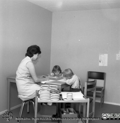 Barnavårdscentral på Klostergården i Lund nära 1970
Pärm "Div. tagningar, 1960 och t.v." Barnavårdscentral på Klostergården i Lund. Lektest. Från negativ.
Nyckelord: Lund;Barnavårdscentral;BVC;Klostergården;Mottagning;Barnavård;Hälsovård;Test