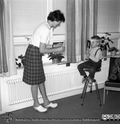 Barnavårdscentral på Klostergården i Lund nära 1970
Pärm "Div. tagningar, 1960 och t.v." Barnavårdscentral på Klostergården i Lund. Syntest. Från negativ.
Nyckelord: Lund;Barnavårdscentral;BVC;Klostergården;Mottagning;Barnavård;Hälsovård;Test