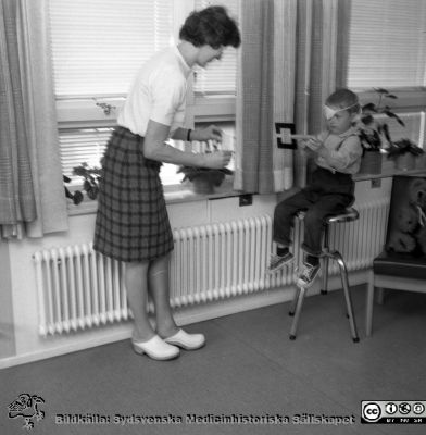 Barnavårdscentral på Klostergården i Lund nära 1970
Pärm "Div. tagningar, 1960 och t.v." Barnavårdscentral på Klostergården i Lund. Synprövning. Från negativ.
Nyckelord: Lund;Barnavårdscentral;BVC;Klostergården;Mottagning;Barnavård;Hälsovård;Test
