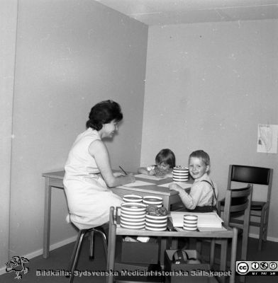 Barnavårdscentral på Klostergården i Lund nära 1970
Pärm "Div. tagningar, 1960 och t.v." Barnavårdscentral på Klostergården i Lund. Lektest. Från negativ.
Nyckelord: Lund;Barnavårdscentral;BVC;Klostergården;Mottagning;Barnavård;Hälsovård;Test