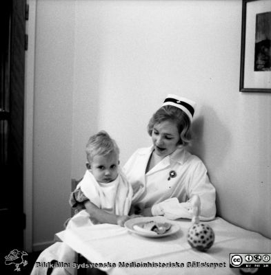 SSSH-sköterska med barn nära 1970
Pärm "Div. tagningar, 1960 och t.v.". Foto på 1960-talet. Omärkt bild. Från negativ. Ung SSSH-sköterska med barn. Se också bildfilerna 101108-011 och 101108-012 från samma fototillfälle och kanske bättre.
Nyckelord: Lund;Lasarettet;Universitet;Universitetssjukhus;Barn;Sköterska;Barnklinik;Omvårdnad