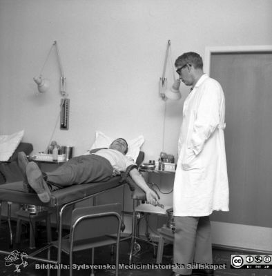 Blodcentralen, 24/11, 1970
Blodcentralen, 24/11, 1970. För tidn. Aktuell inform. Bengt Löw (1922 - 2011) vid en blodgivare. Från negativ
Nyckelord: Lund;Lasarettet;Universitet;Universitetssjukhus;Blodcentral;Laboratorium;Blodgivare