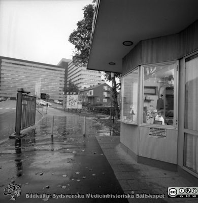 Portvakten vid Getingevägen i regnväder 1970
USiL Pärm "Div. tagningar, 1960 och t.v.". 2 okt 1970. Bilder för "Aktuell information". Portvakten vid Getingevägen. Vy mot C-blocket, nybyggt 1968. Från negativ
Nyckelord: Lund;Lasarettet;Universitetssjukhus;Universitet;Entr;Portvakt;Grind;Blocket