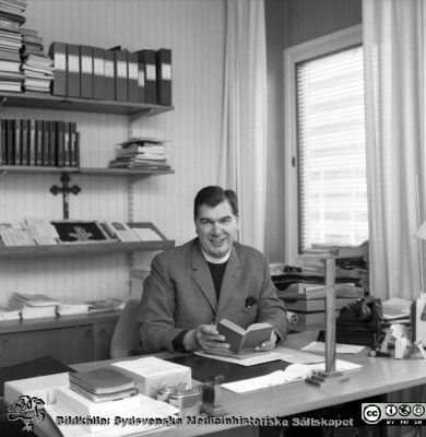 Lasarettsprästen pastor Christian Robertz
USiL. Pärm "Div. tagningar, 1960 och t.v.". Bilder för tidskriften, "Aktuell information", 2 okt, 1970. Pastor Christian Robertz. Från negativ
Nyckelord: Lund;Lasarett;Pastor;Präst;Universitet;Universitetssjukhus;Kyrkan