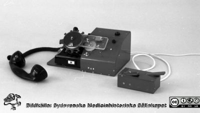 Tekniskt hjälpmedel. Kanske en nummerslagare för telefon med nummerskiva
Pärm USiL div. tagningar 1960 och t.v. Rehab verkstaden febr 1970. Tekniska hjälpmedel. Tillsats till telefon för rörelsehindrad. Från negativ
Nyckelord: Lasarettet;Lund;Universitet;Universitetssjukhus;Tekniska;Hjälpmedel