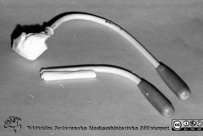 Hjälpmedel i form av ett handtag med okänd funktion, kanske handtag för att hålla tvättlapp eller tvättsvamp
Pärm "USiL. Div. tagningar. 1960 och t.v." Rehab verkstaden febr 1970. Tekniska hjälpmedel. Tvätthandtag?
Nyckelord: Lund;Lasarett;Universitet;Universitetssjukhus;Tekniskt;Hjälpmedel;Verktyg