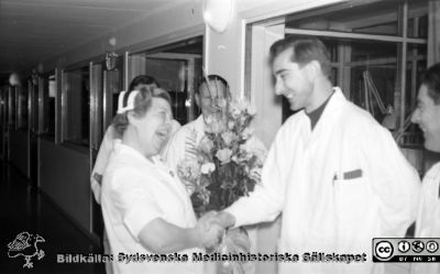 Syster Elna avtackas på barnkliniken avd 5 (neonatalavdelningen) i Lund 28/11 1969
Syster Elna avtackas på barnkliniken avd 5 (neonatalavdelningen) i Lund 28/11 1969 av Nils Svenningsen. I bakgrunden Nils Rune Lundströom och Gunnar Englesson. Jan Lagergren väntar till höger att få skaka hand med Syster Elna.
Nyckelord: Lund;Lasarett;Universitet;Universitetssjukhus;Pediatrik;Barn;Barnklinik;Avtackning