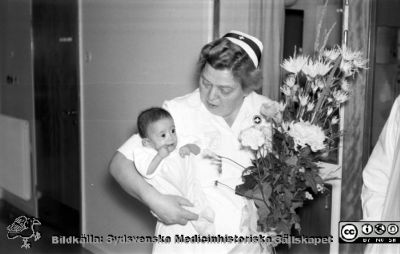 Syster Elna avtackas på barnkliniken avd 5 (neonatalavdelningen) i Lund 28/11 1969
Syster Elna på barnkliniken avd 5 (neonatalavdelningen) i Lund har just avtackats 28/11 1969.
Nyckelord: Lund;Lasarett;Universitet;Universitetssjukhus;Pediatrik;Barn;Barnklinik;Avtackning