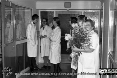 Syster Elna avtackas på barnkliniken avd 5 (neonatalavdelningen) i Lund 28/11 1969
Syster Elna på barnkliniken avd 5 (neonatalavdelningen) i Lund har just avtackats 28/11 1969.
Nyckelord: Lund;Lasarett;Universitet;Universitetssjukhus;Pediatrik;Barn;Barnklinik;Avtackning