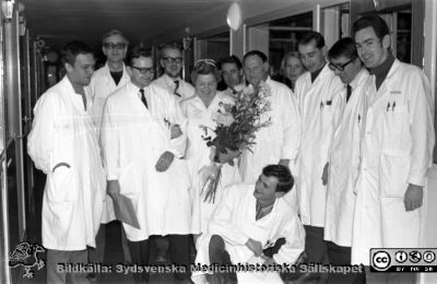 Syster Elna avtackas på barnkliniken avd 5 (neonatalavdelningen) i Lund 28/11 1969
Syster Elna avtackas på barnkliniken avd 5 (neonatalavdelningen) i Lund 28/11 1969. 1. Bertil Gustavsson, 2. Hans Ahlström, 3. Nils Rune Lundström, 4. Magnus Lindroth, 5. Syster Elna, 6. Jan Lagergren, 7. Stefan Aronson, 8. Gunnar Engleson, 9. Ragnhild Kornfält, 10. Nils Svenningsen, 11. Bengt Hansing, 12. Per-Olof Elfstrand. Numrerad bild: SMHS1210num.
Nyckelord: Lund;Lasarett;Universitet;Universitetssjukhus;Pediatrik;Barn;Barnklinik;Avtackning