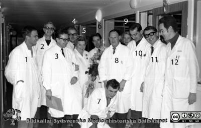 Syster Elna avtackas på barnkliniken avd 5 (neonatalavdelningen) i Lund 28/11 1969
Syster Elna avtackas på barnkliniken avd 5 (neonatalavdelningen) i Lund 28/11 1969. 1. Bertil Gustavsson, 2. Hans Ahlström, 3. Nils Rune Lundström, 4. Magnus Lindroth, 5. Syster Elna, 6. Jan Lagergren, 7. Stefan Aronson, 8. Gunnar Engleson, 9. Ragnhild Kornfält, 10. Nils Svenningsen, 11. Bengt Hansing, 12. Per-Olof Elfstrand. 
Nyckelord: Lund;Lasarett;Universitet;Universitetssjukhus;Pediatrik;barn;barnklinik