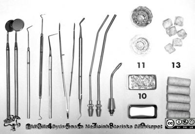 Tandläkarinstrument uppdukade 1969
Pärm "USiL div. tagningar. 1960 och t.v." Centraltandpol. 22/10, 1969. Tandl. Dahl, instrumentdukn. Från negativ. 
1. Speglar 2 st
2. Sond rak
3. Sond böjd
4. Sond märk
5. Pincett tand
6. Planinstrument
7. Sugrör 3 o 4 mm
8. Spets till Lic komb.-spruta
9. Borrkopp
10. Pellettsbehållare
11. Dappenglas
12. Cellstoffrullar
13. Tork sm
Nyckelord: Lund;Lasarett;Universitet;Universitetssjukhus;Dental;Tandläkare;Oral;Kirurgi;Instrument