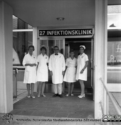  Infektionskliniken i Lunds chef, docenten Karl Emil Thulin (1915 - 1999) med personal
Pärm "USiL div. tagningar. 1960 och t.v."- Infektionskliniken den 5 september 1969. Klinikchefen och docenten Karl Emil Thulin (1915 - 1999) utanför sin nybyggda klinik tillsammans med sjuksköterskorna Syster Anna Greta (Martinsson) och Syster Tyra. Från negativ.
Nyckelord: Lund;Lasarett;Universitet;Universitetssjukhus;Infektion;Epidemi