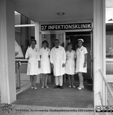 Infektionskliniken i Lunds chef,  docenten Karl Emil Thulin (1915 - 1999), med personal
Pärm "USiL div. tagningar. 1960 och t.v."- Infektionskliniken den 5 september 1969. Klinikchefen och docenten Karl Emil Thulin (1915 - 1999) utanför sin nybyggda klinik. Från negativ.
Nyckelord: Lund;Lasarett;Universitet;Universitetssjukhus;Infektion;Epidemi